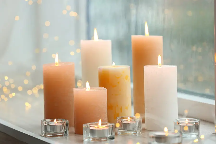 روشن کردن شمع برای از بین بردن بوی رنگ