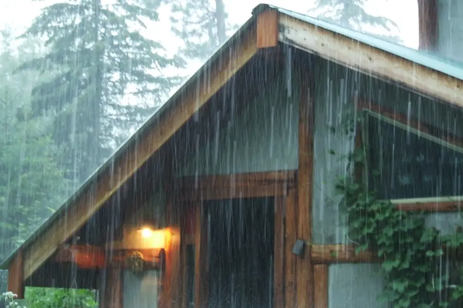 مقاومت خانه چوبی در باران
