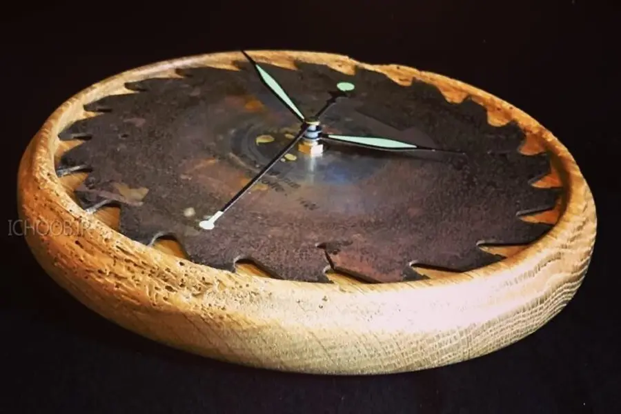 ساعت چوبی ساخته شده با تیغه اره گرد