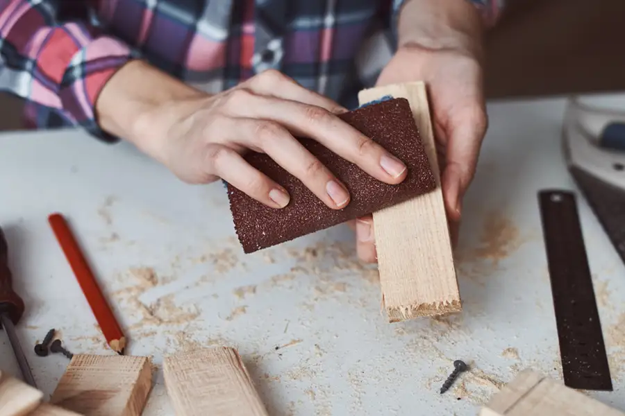 روش‌های سنباده زنی چوب با دست