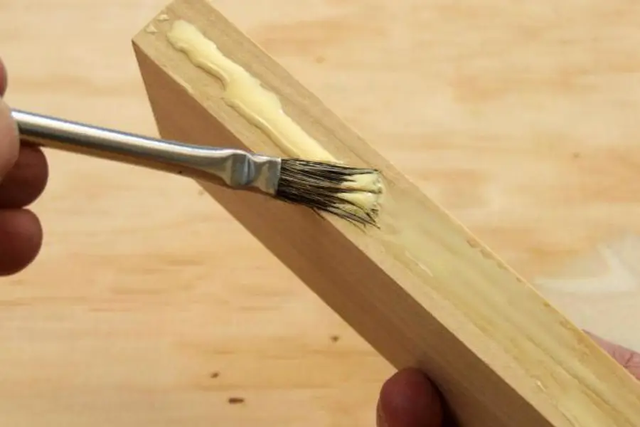 روش اجرای چسب چوب با قلم مو